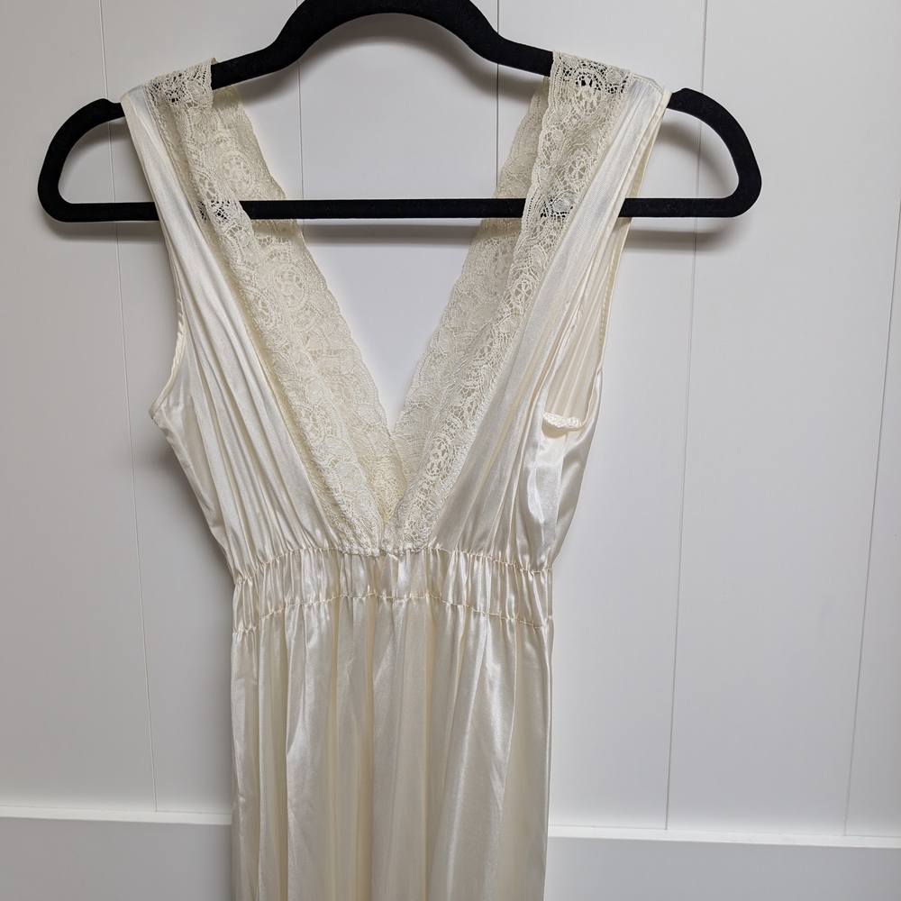 Miss Elaine Vintage Cream Lace Gown - Picture 5 of 8
